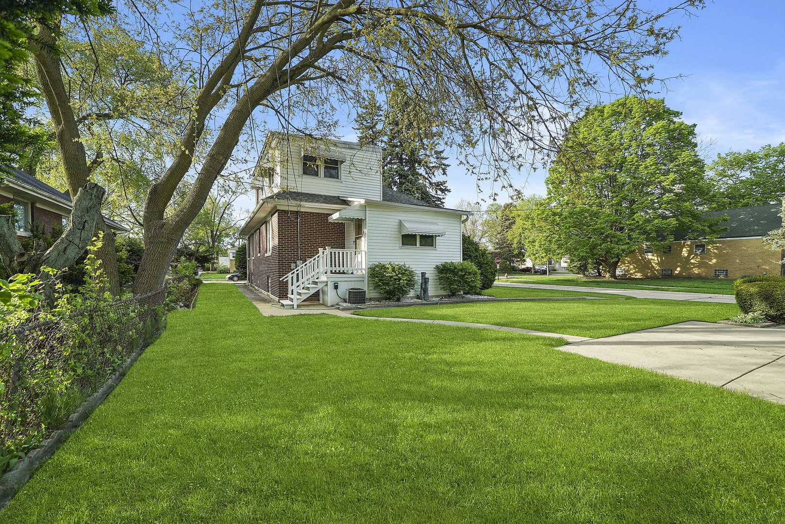225 East Quincy Street Riverside, IL 60546 - Photo 31 of 32 a front view of a house with garden