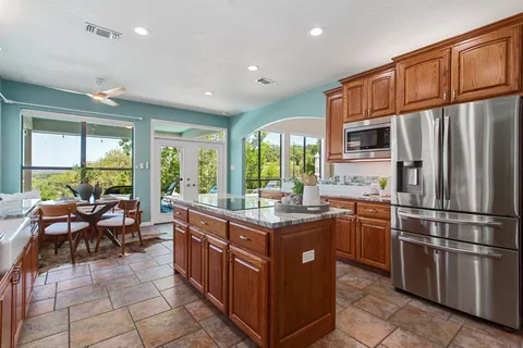 $975,000 | 1121 Kings Cove Drive, Canyon Lake, TX 78133