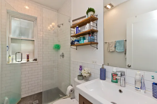 $2,565 | 856 North Hermitage Avenue, Unit 2R, Chicago, IL 60622