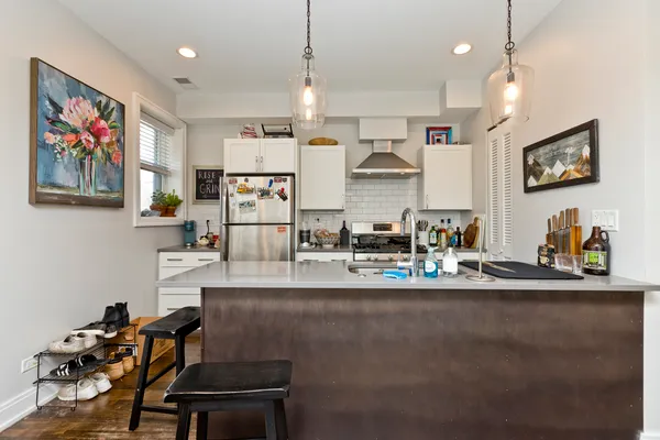 $2,565 | 856 North Hermitage Avenue, Unit 2R, Chicago, IL 60622