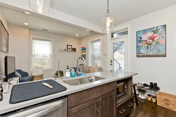 $2,565 | 856 North Hermitage Avenue, Unit 2R, Chicago, IL 60622