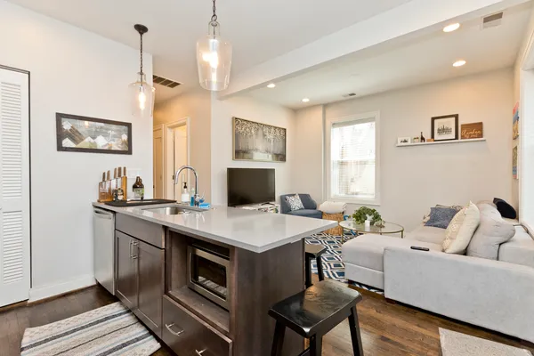 $2,565 | 856 North Hermitage Avenue, Unit 2R, Chicago, IL 60622