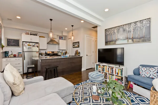 $2,565 | 856 North Hermitage Avenue, Unit 2R, Chicago, IL 60622