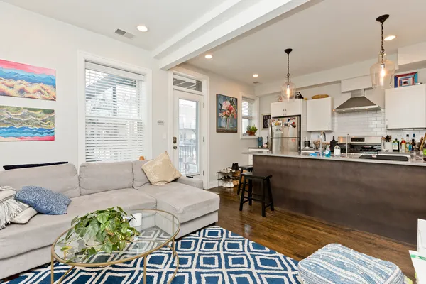 $2,565 | 856 North Hermitage Avenue, Unit 2R, Chicago, IL 60622