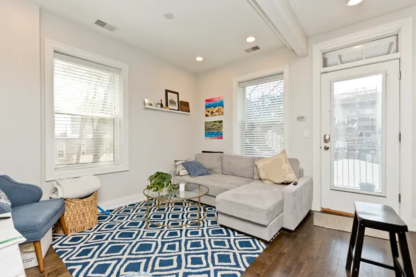 $2,565 | 856 North Hermitage Avenue, Unit 2R, Chicago, IL 60622