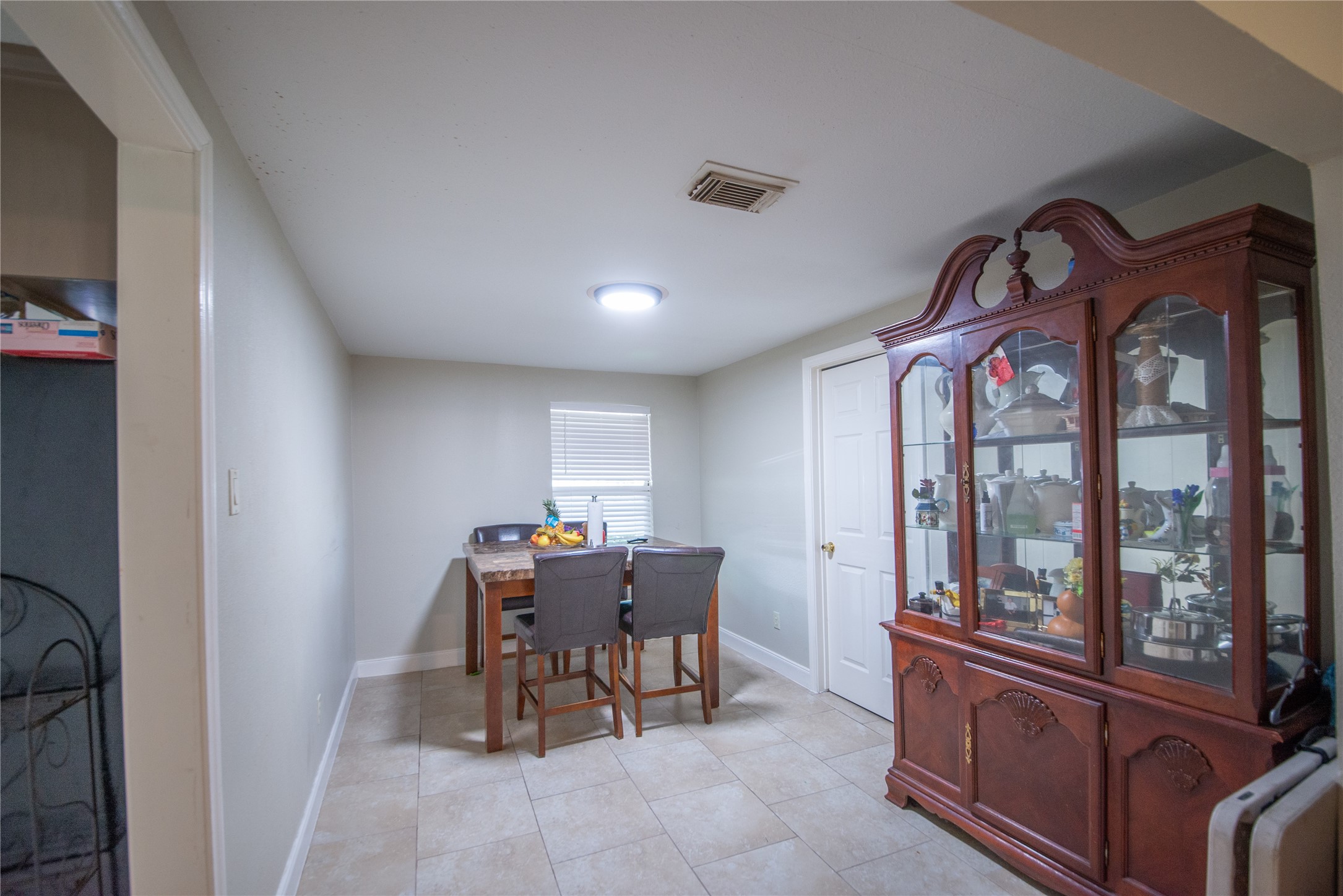 6309 East Houston Road Houston, TX 77028 - Photo 15 of 17 a dining room with furniture and window