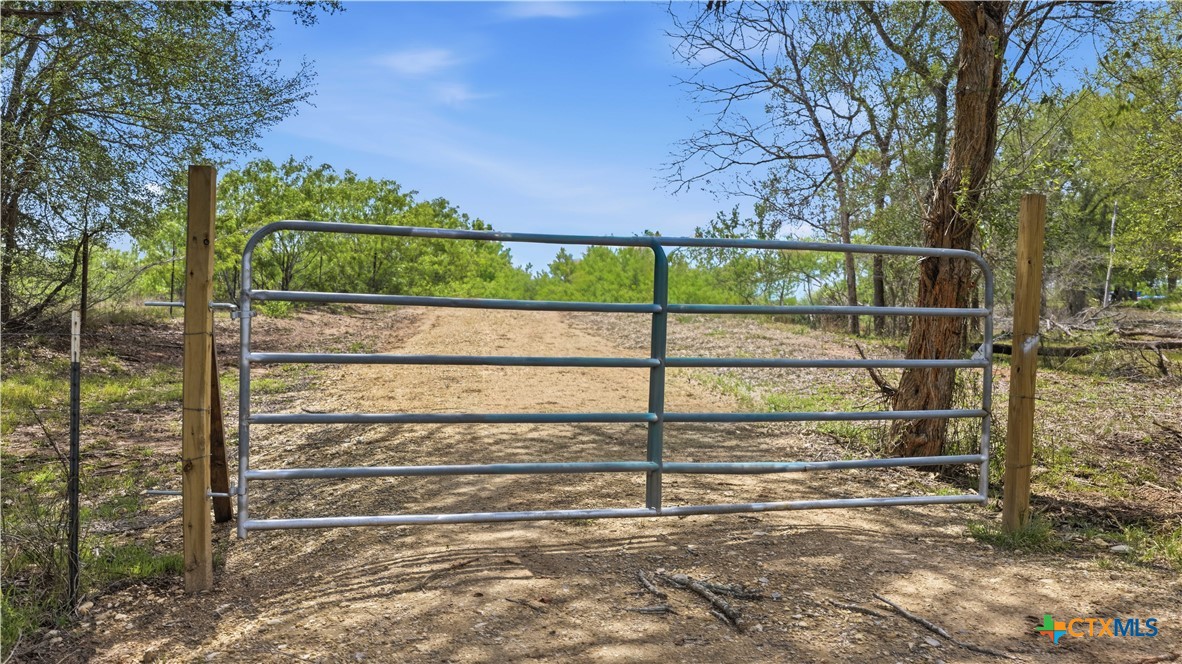 950 Highsmith Road Luling, TX 78648 - Photo 26 of 36 a view of a gate