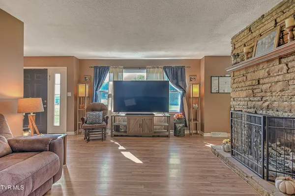 $399,900 | 464 Jonesboro Road, Piney Flats, TN 37686