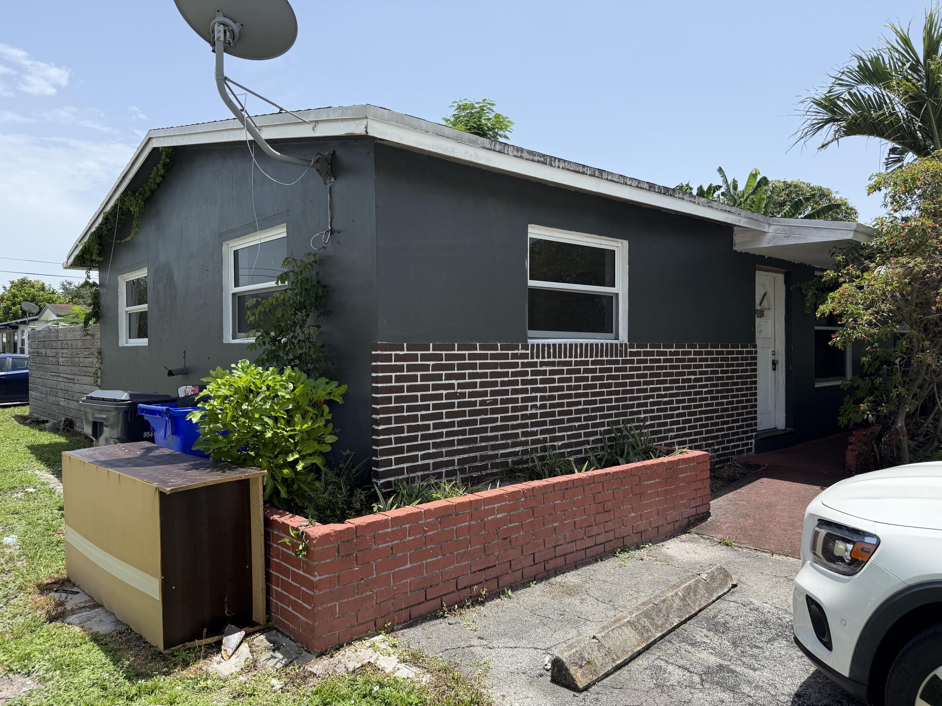 5900 Garfield Street, Unit E Hollywood, FL 33021 - Photo 1 of 9 IMG_1156