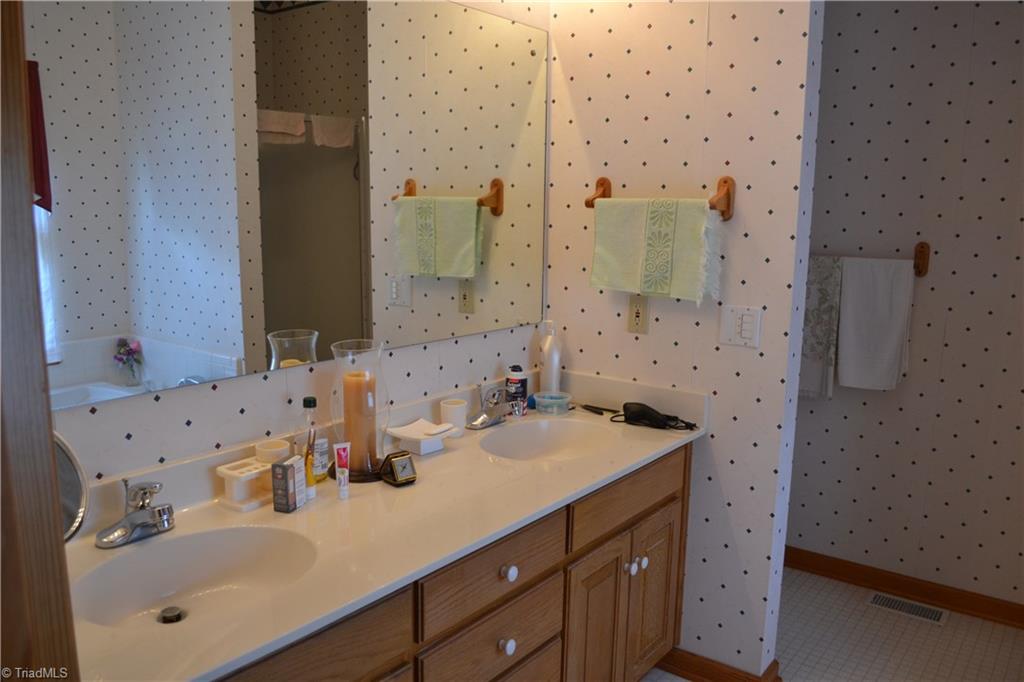 635 Haynes Road Summerfield, NC 27358 - Photo 9 of 18 Gallery Image 9