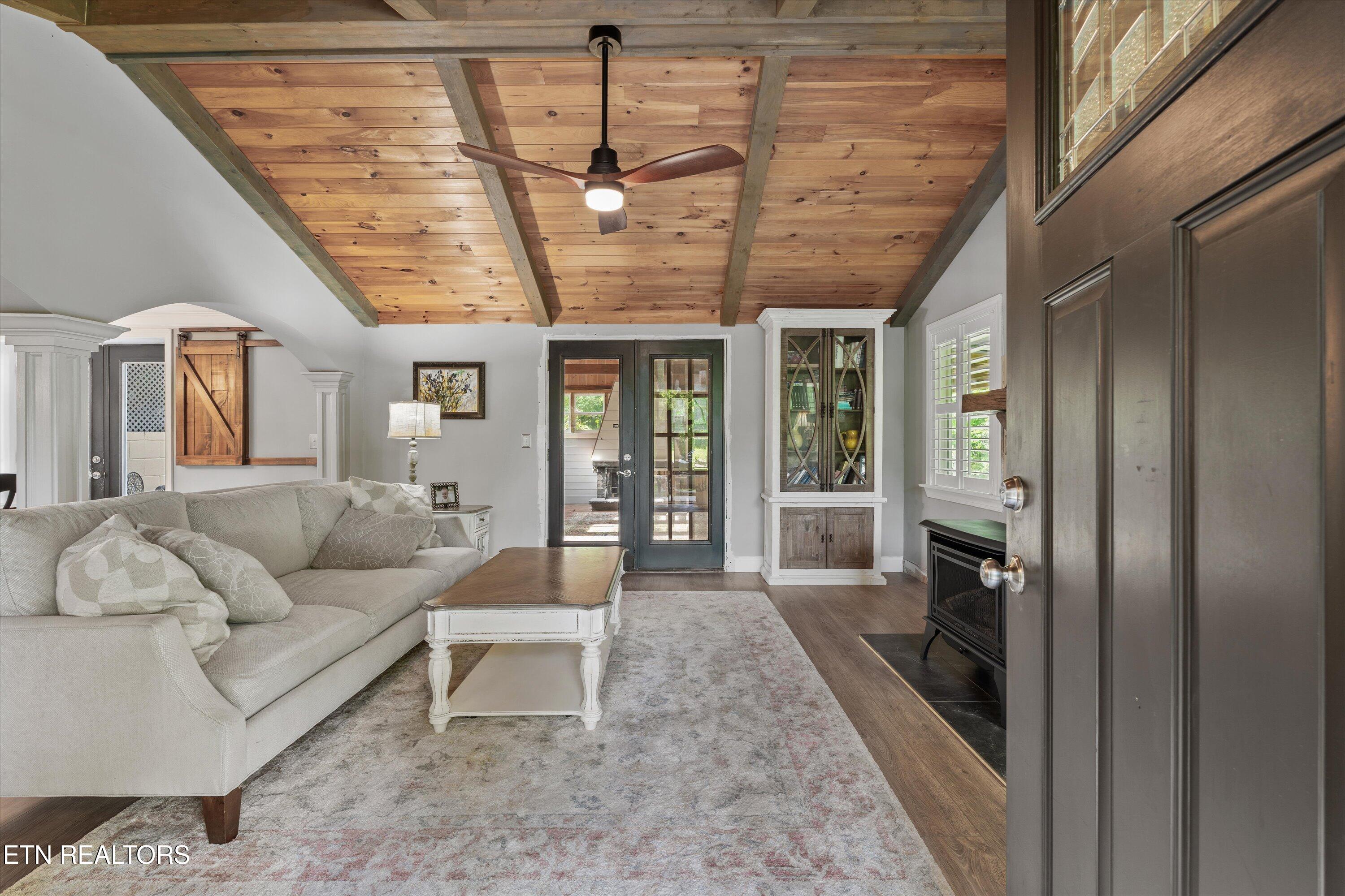 976 Lone Road Pioneer, TN 37847 - Photo 3 of 40 living room