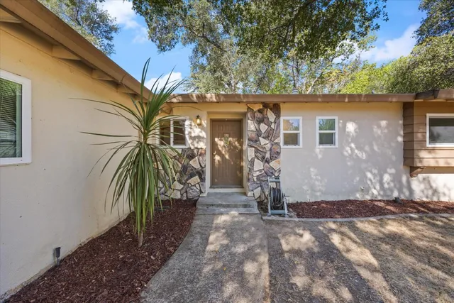 a view of a back yard of the house