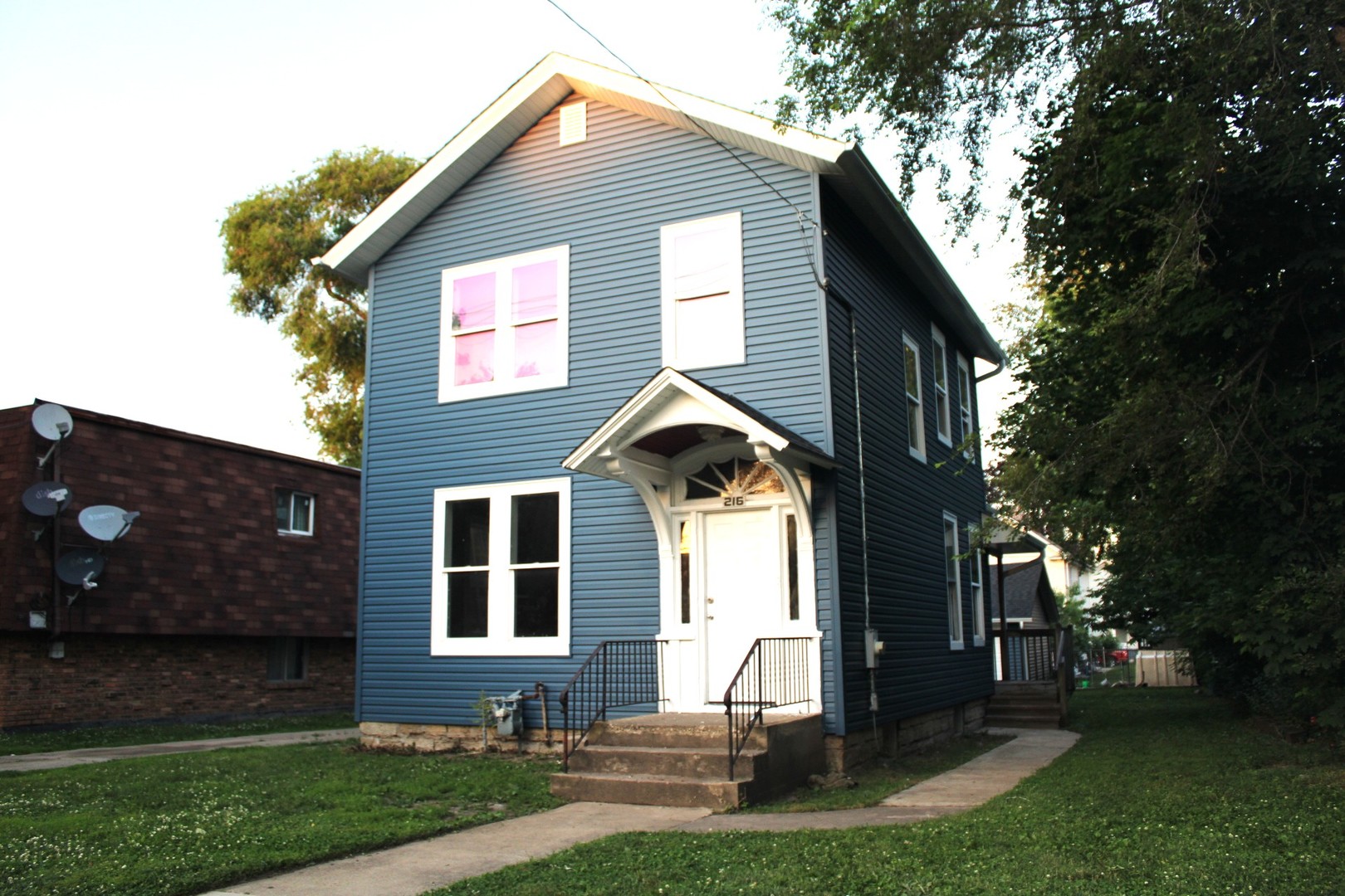 216 Fifth Street Aurora, IL 60505 - Photo 2 of 13