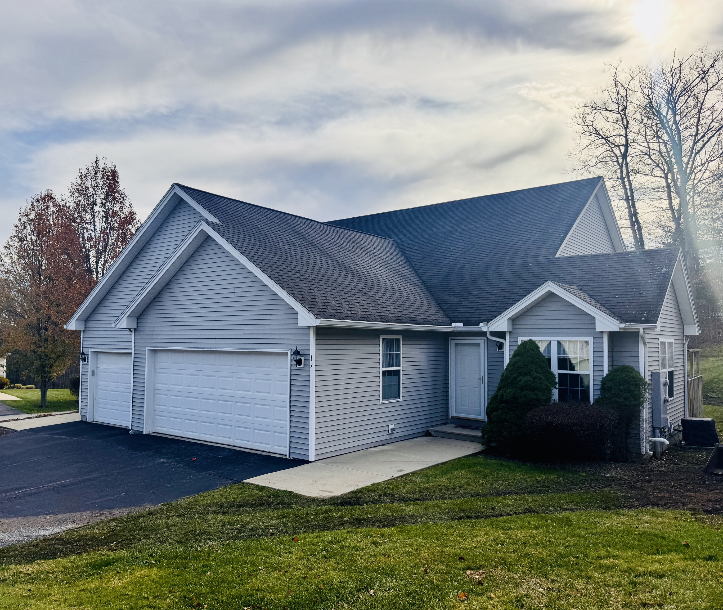 50 Richmond Road, Unit 19 Putnam, CT 06260 - Photo 1 of 1 a front view of a house with a garden