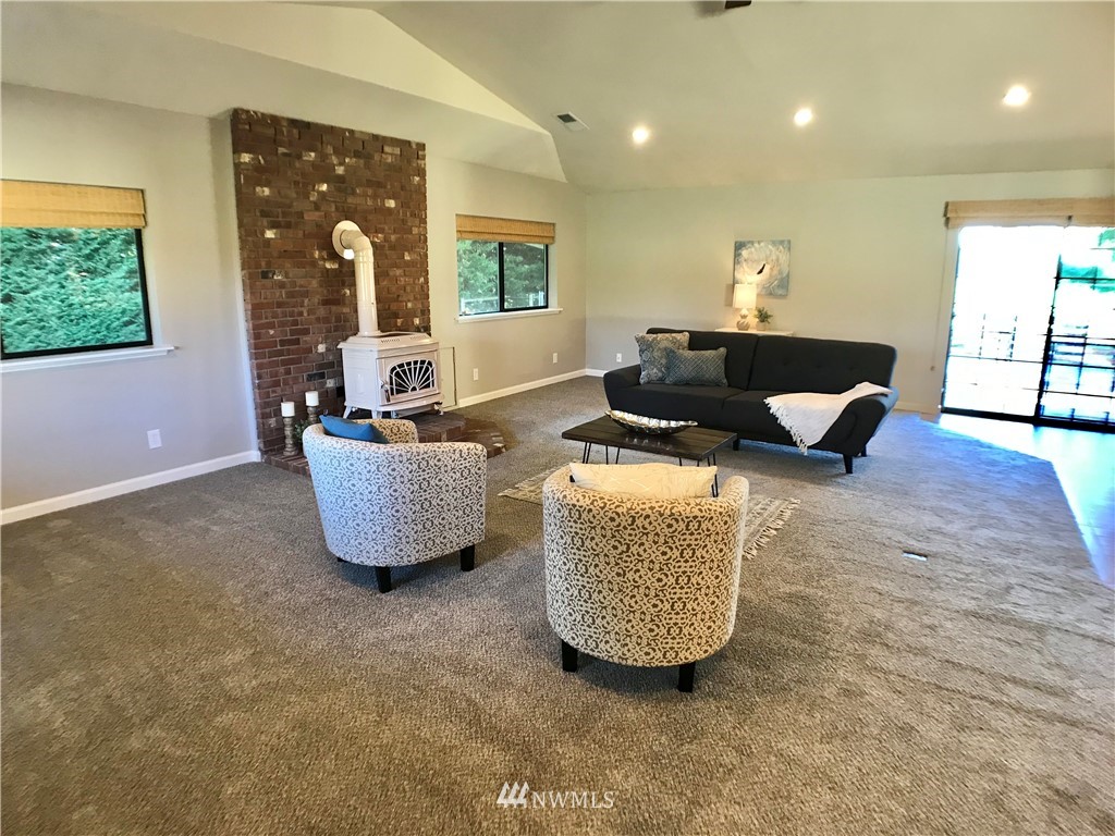 523 Wagner Road Centralia, WA 98531 - Photo 14 of 40 a living room with furniture and a window