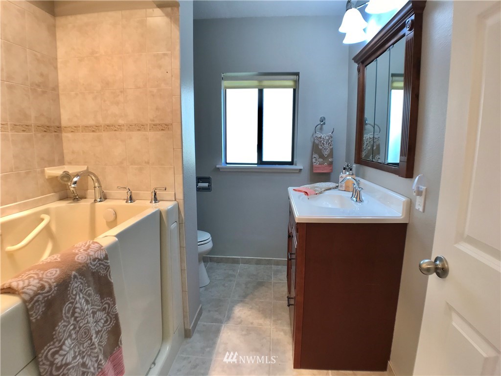 523 Wagner Road Centralia, WA 98531 - Photo 22 of 40 a bathroom with a tub sink and mirror