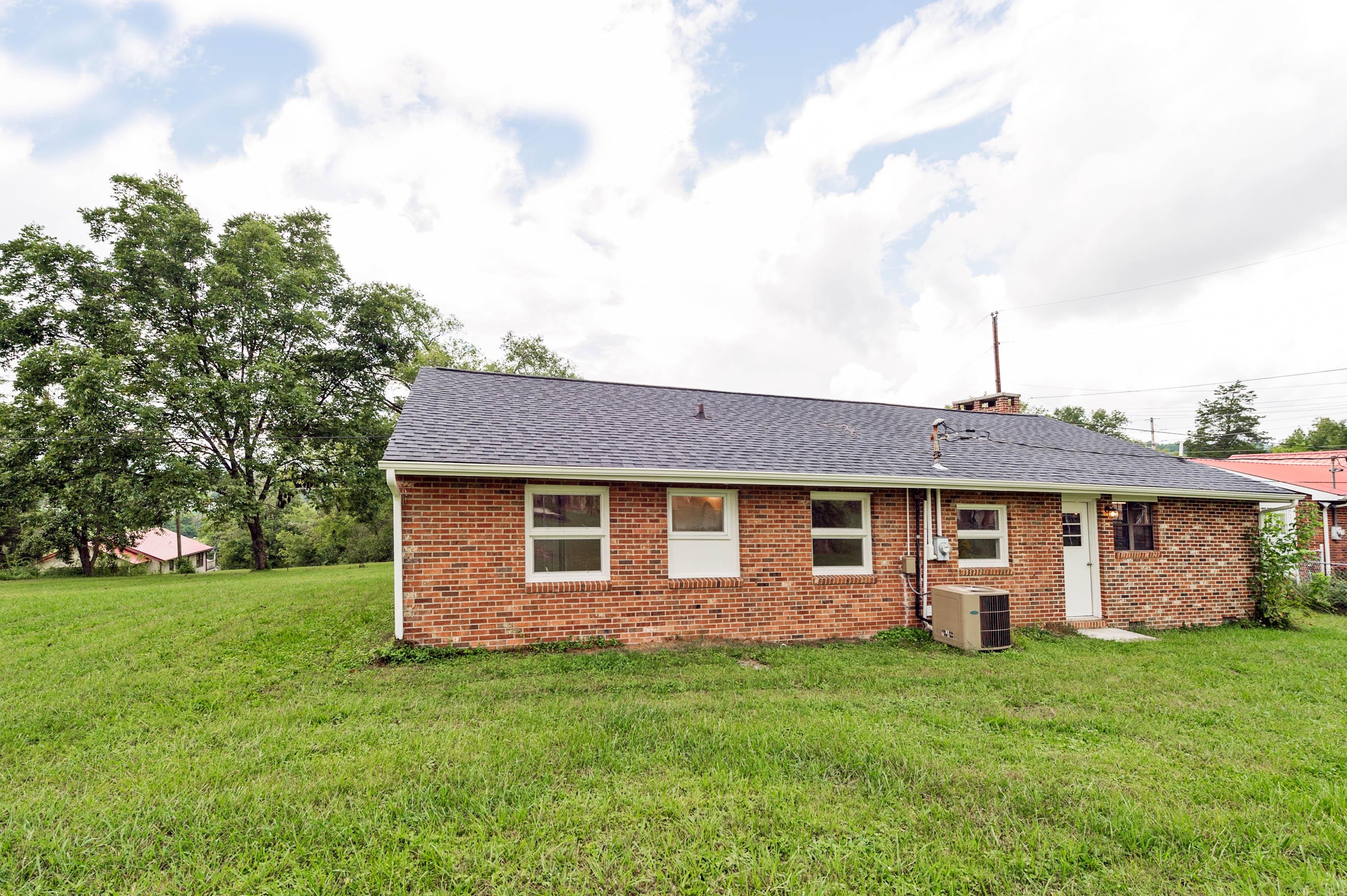 209 South High Knob Road La Follette, TN 37766 - Photo 2 of 16 _F323423-Edit