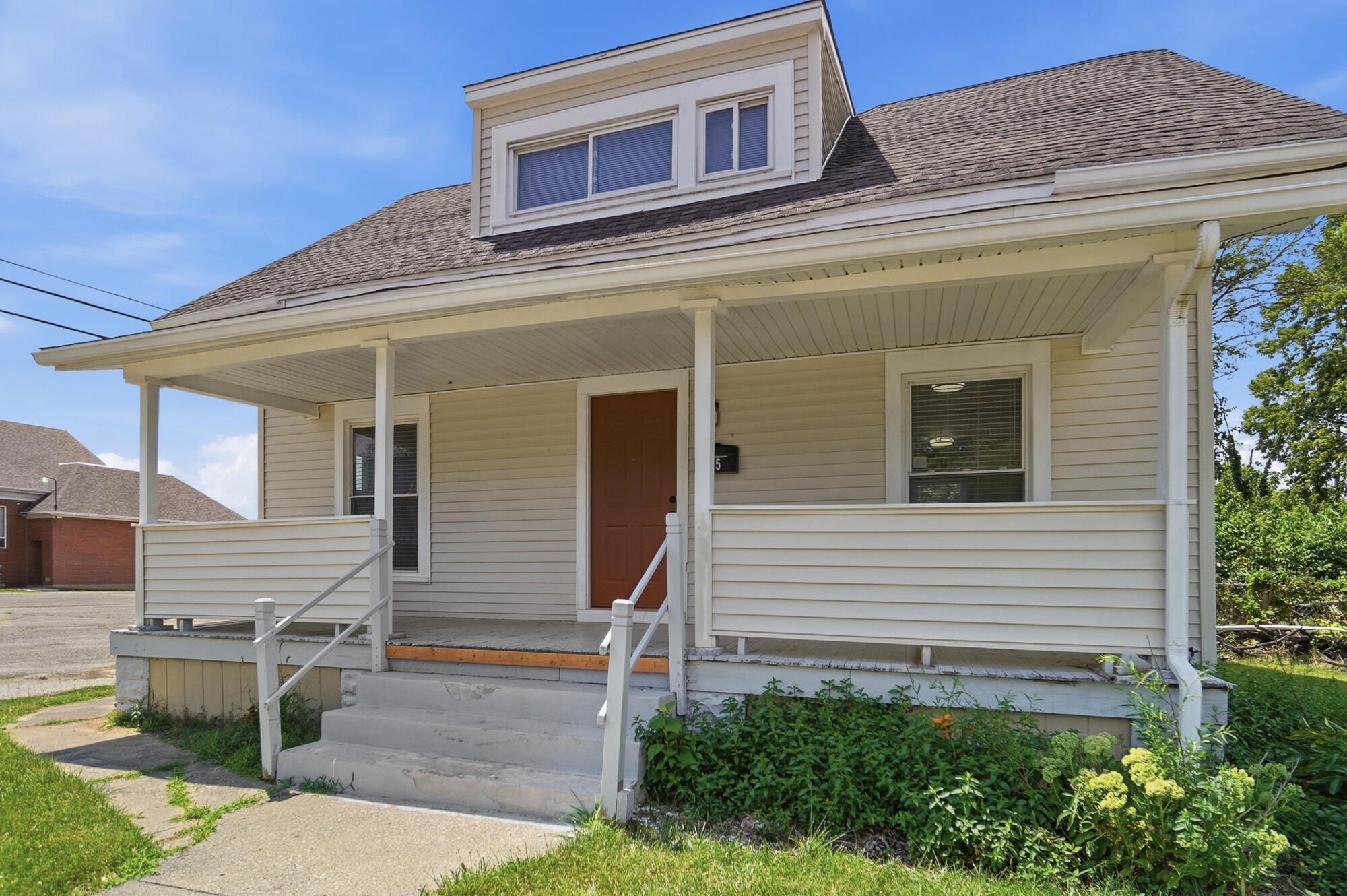 2015 Clifton Avenue Springfield, OH 45505 - Photo 3 of 56 014