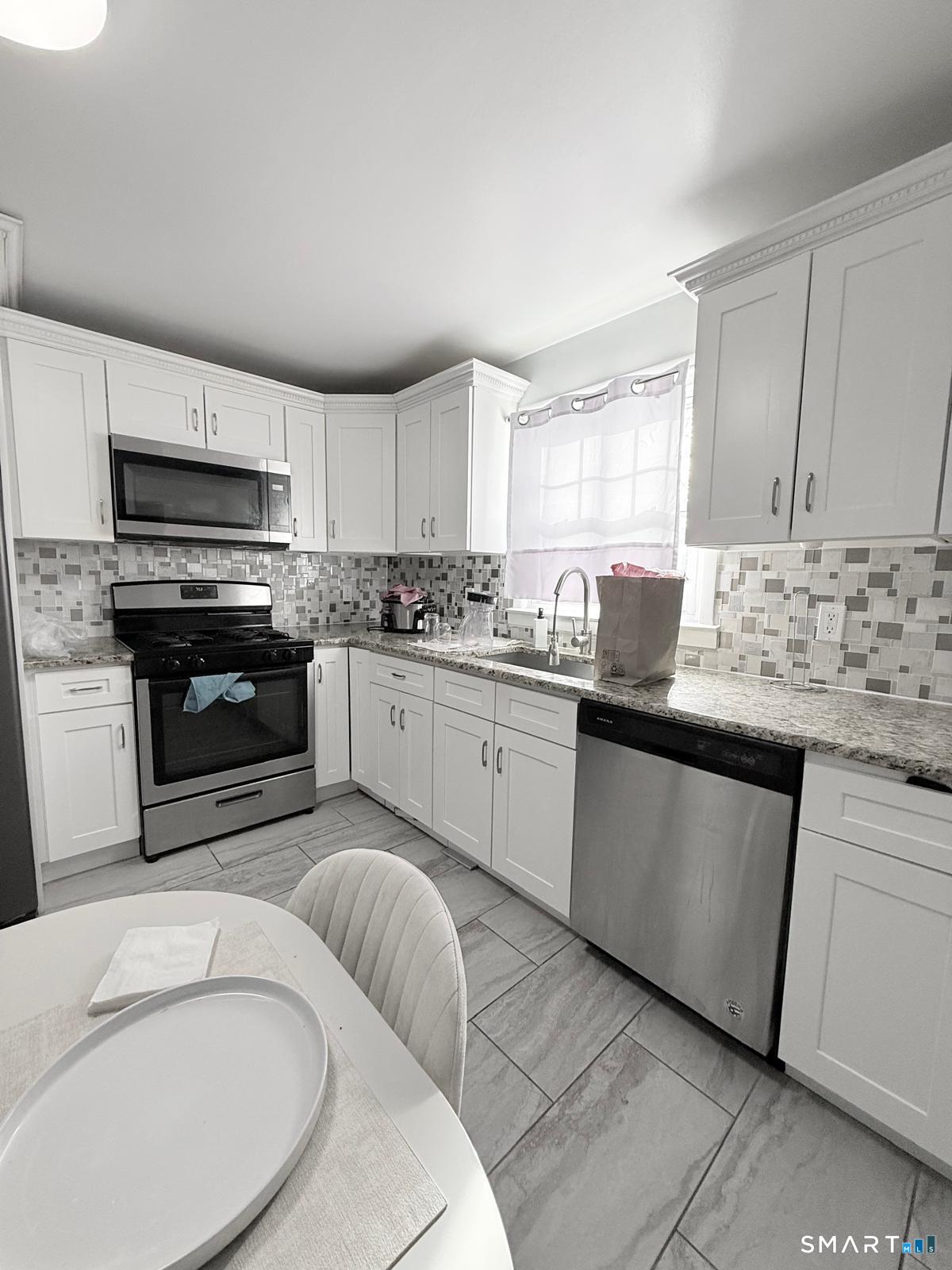 243 Sunshine Circle Bridgeport, CT 06606 - Photo 3 of 6