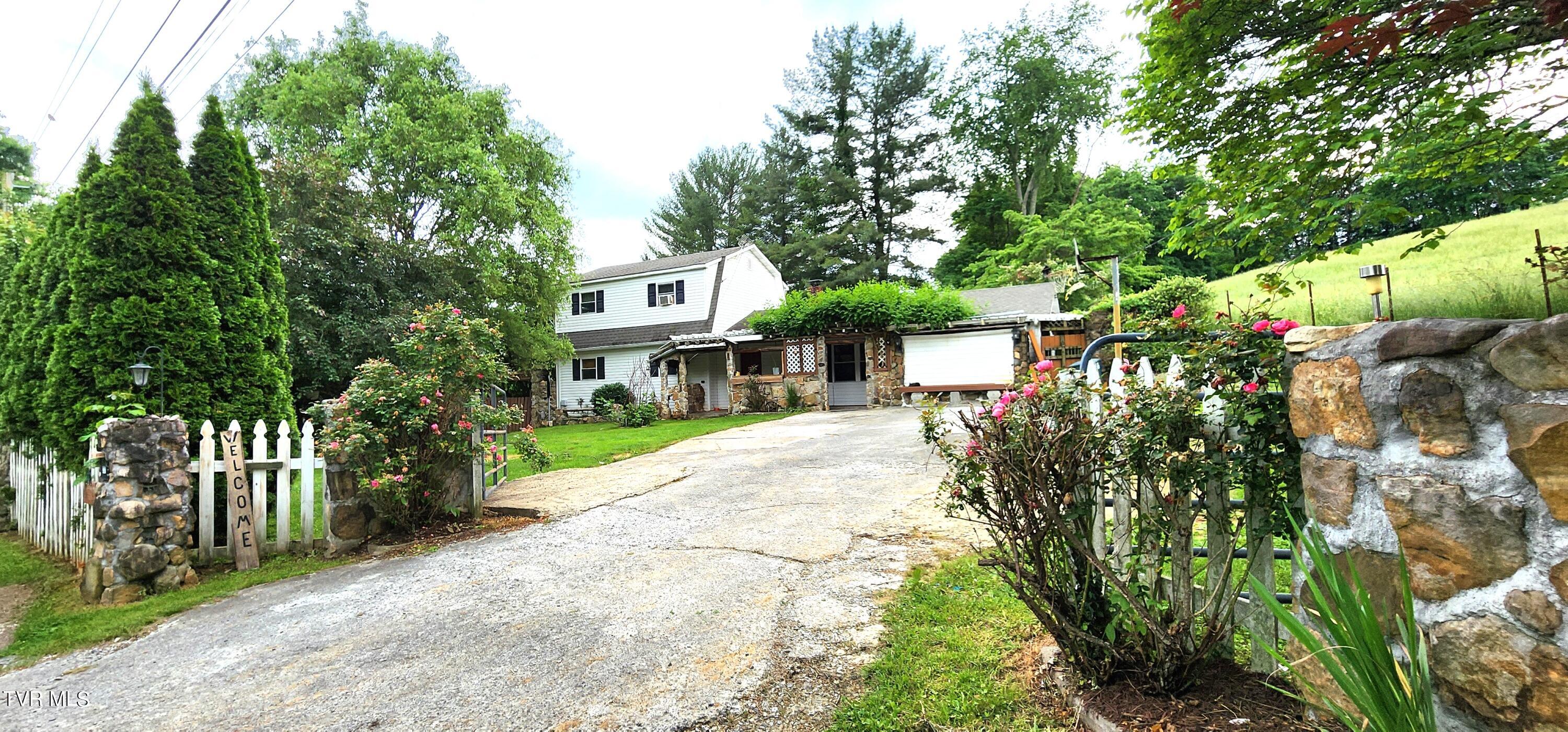 330 Sneed Hill Road Elizabethton, TN 37643 - Photo 3 of 39 20240522_185139