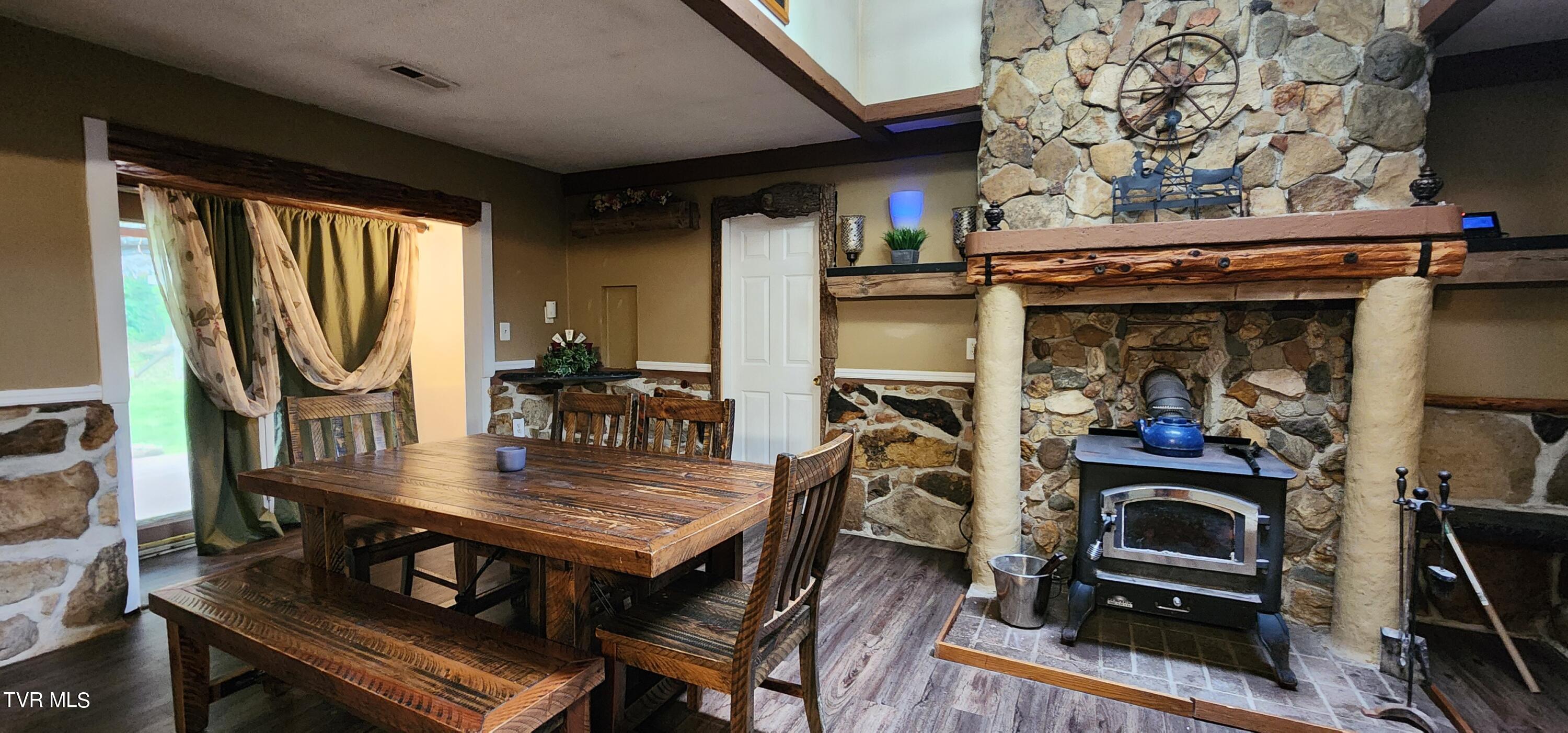 330 Sneed Hill Road Elizabethton, TN 37643 - Photo 5 of 39 20240522_181847