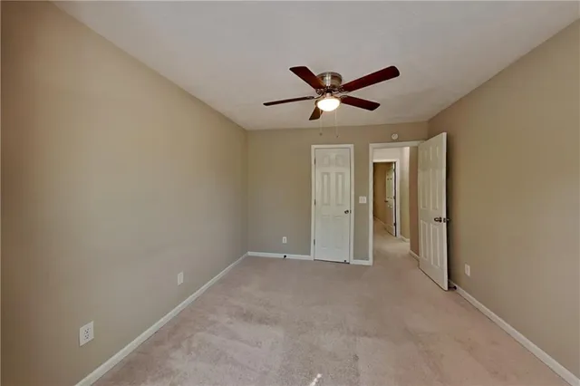 a view of empty room with a ceiling fan
