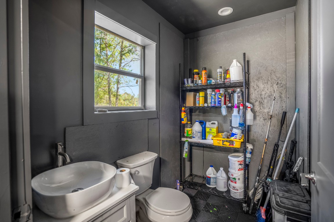 14972 Quinette Road Conroe, TX 77302 - Photo 42 of 50 Workshop bathroom