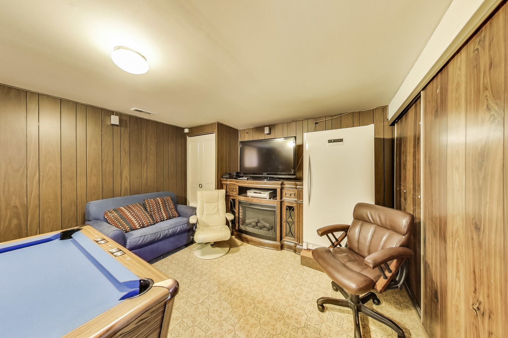 217 Troy Lane Lombard, IL 60148 - Photo 19 of 30 a living room with furniture flat screen tv and a window