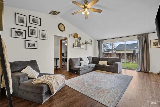 $329,900 | 1430 Rosewood Street, Mountain Home, ID 83647