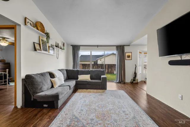 $329,900 | 1430 Rosewood Street, Mountain Home, ID 83647