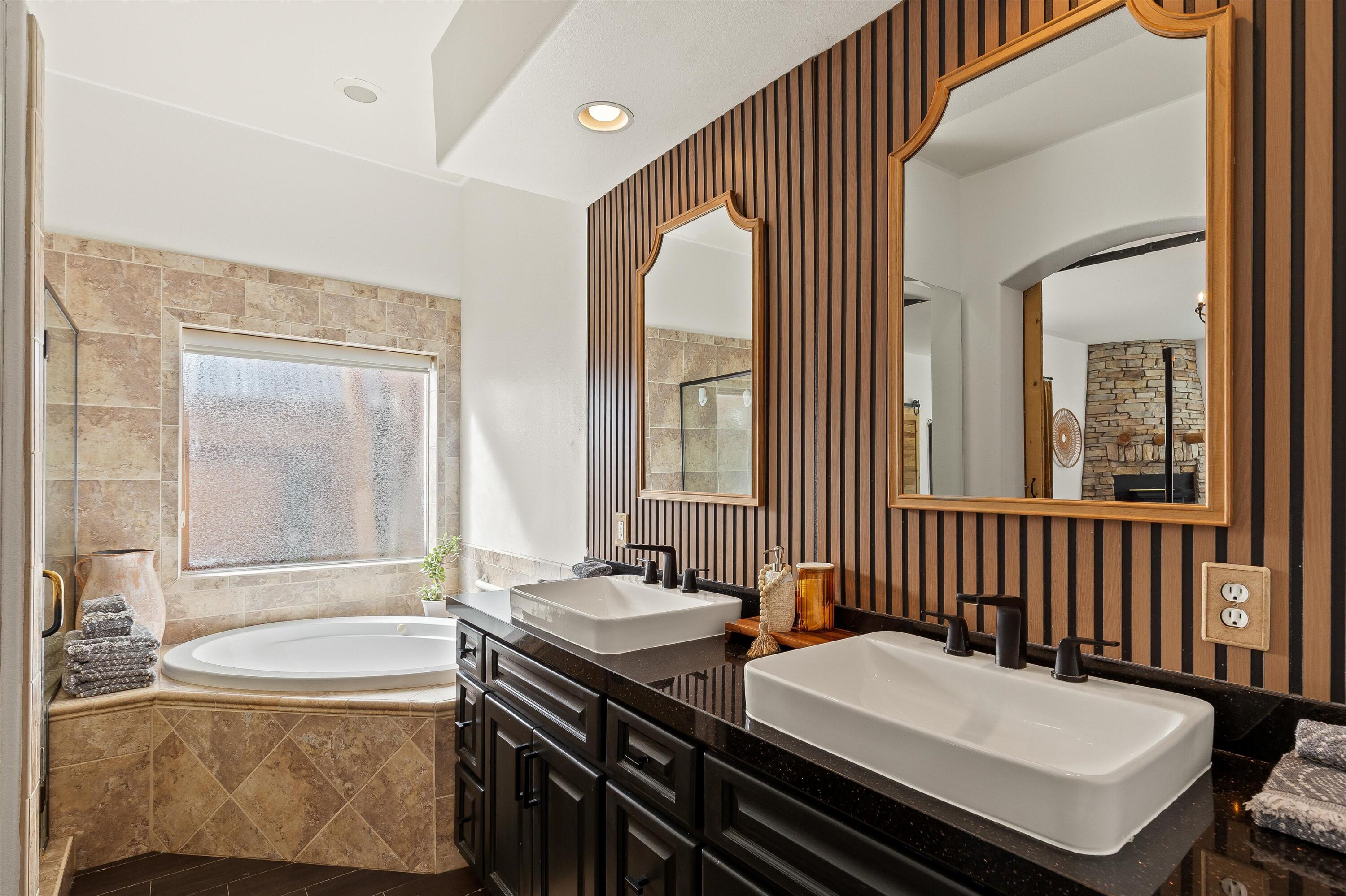 60377 Pueblo Trail Joshua Tree, CA 92252 - Photo 23 of 57 a bathroom with a granite countertop sink a large mirror and a bathtub