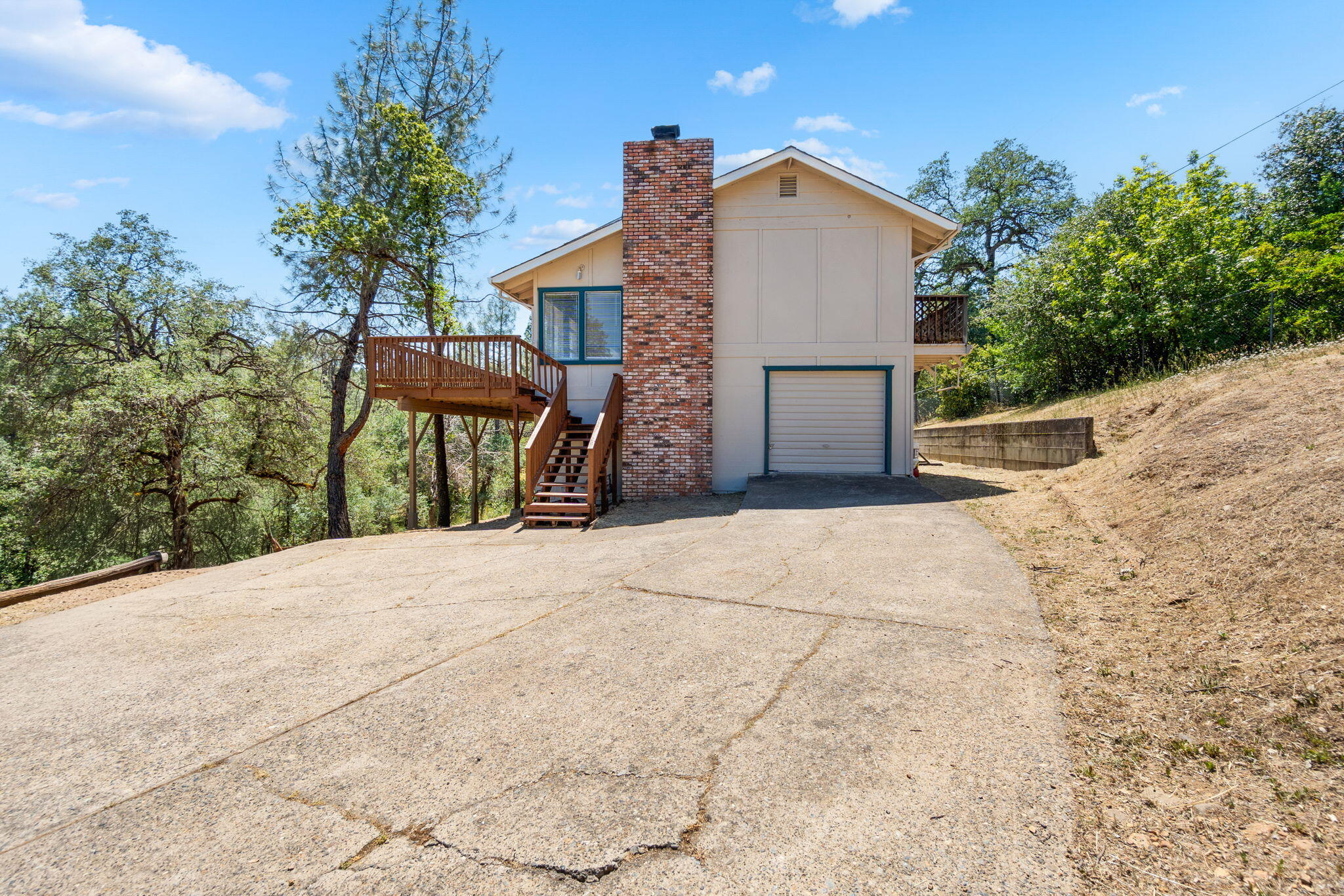 8741 Prospectors Road Redding, CA 96001 - Photo 47 of 60 Driveway