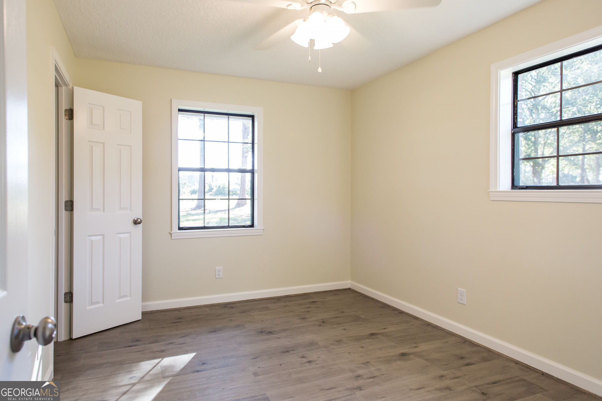 6731 Youmans Chapel Road Blackshear, GA 31516 - Photo 29 of 33 an empty room with a window