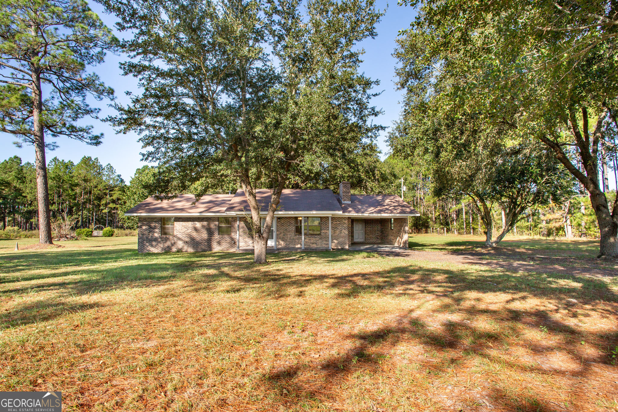 6731 Youmans Chapel Road Blackshear, GA 31516 - Photo 3 of 33 a front view of a house with a garden
