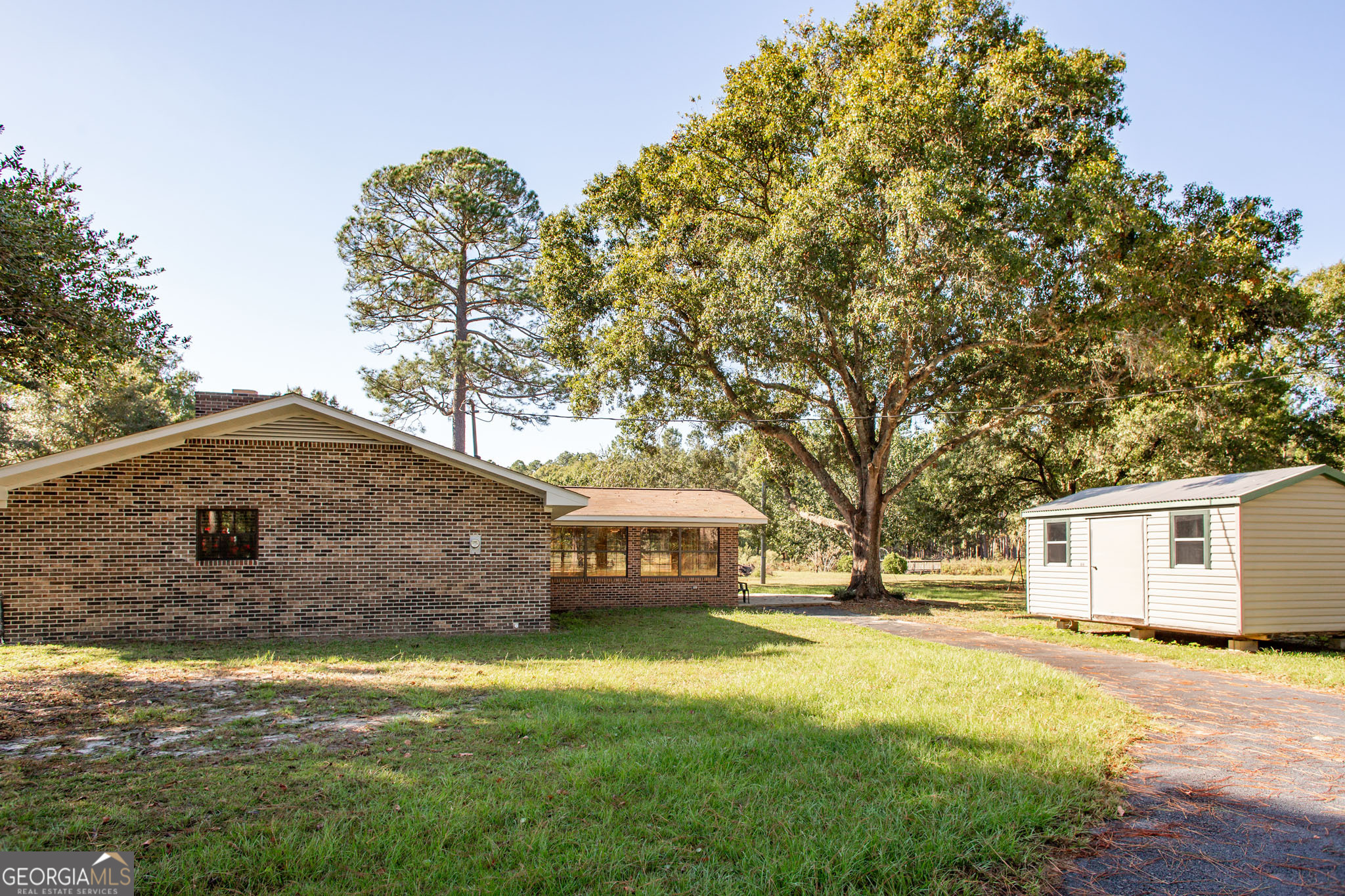 6731 Youmans Chapel Road Blackshear, GA 31516 - Photo 7 of 33 a front view of a house with a garden