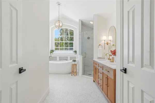 a en suite bathroom with a double vanity sink and a mirror