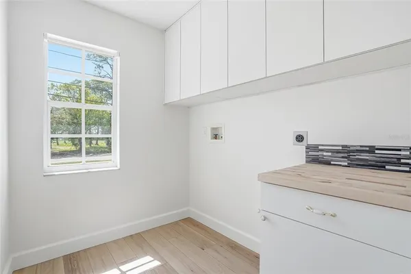 a view of a house with backyard and garden