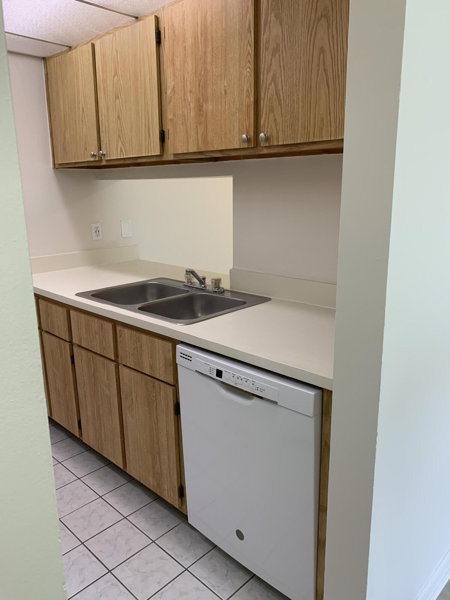 1814 Abbey Road, Unit 103 West Palm Beach, FL 33415 - Photo 6 of 16 IMG_0696