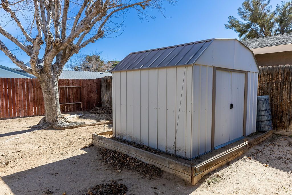 538 North Rio Bravo Street Ridgecrest, CA 93555 - Photo 41 of 45 a backyard of a house