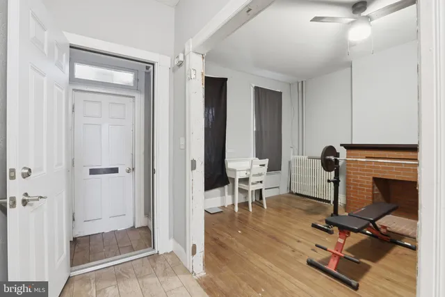 a view of a livingroom with furniture and a ceiling fan