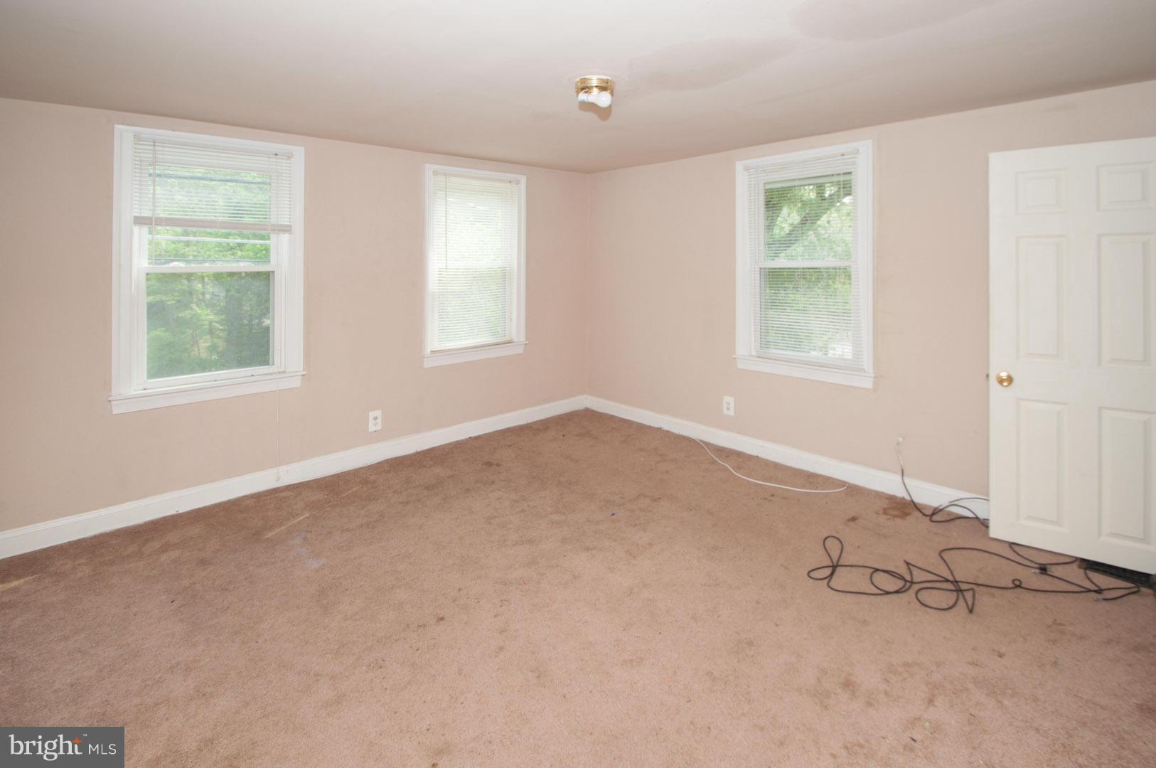 6216 Falls Road Baltimore, MD 21209 - Photo 8 of 8 an empty room with windows