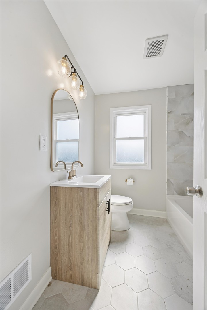 10141 South Rhodes Avenue Chicago, IL 60628 - Photo 8 of 19