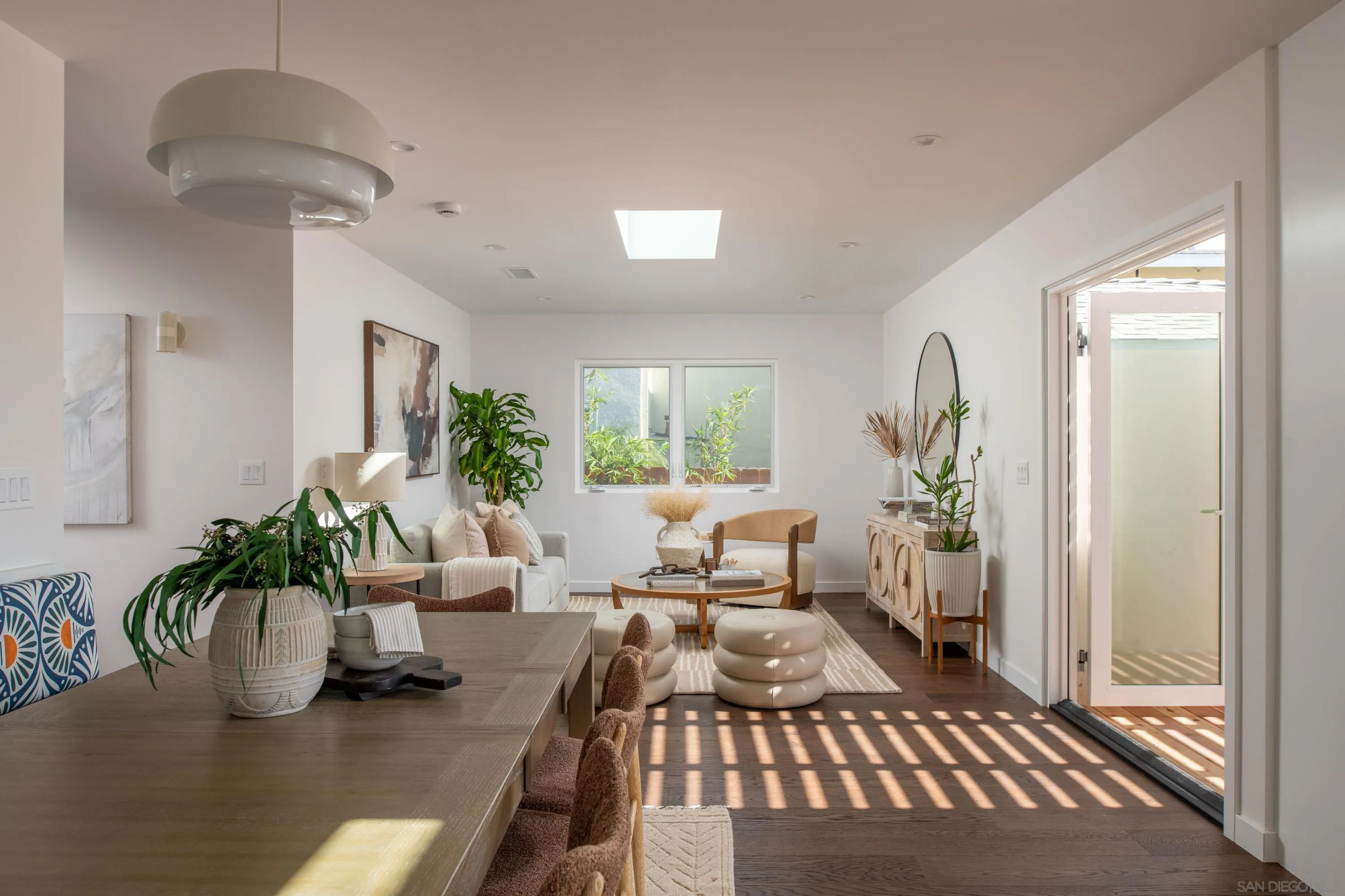 1025 Wilbur Avenue San Diego, CA 92109 - Photo 11 of 52 a living room with furniture