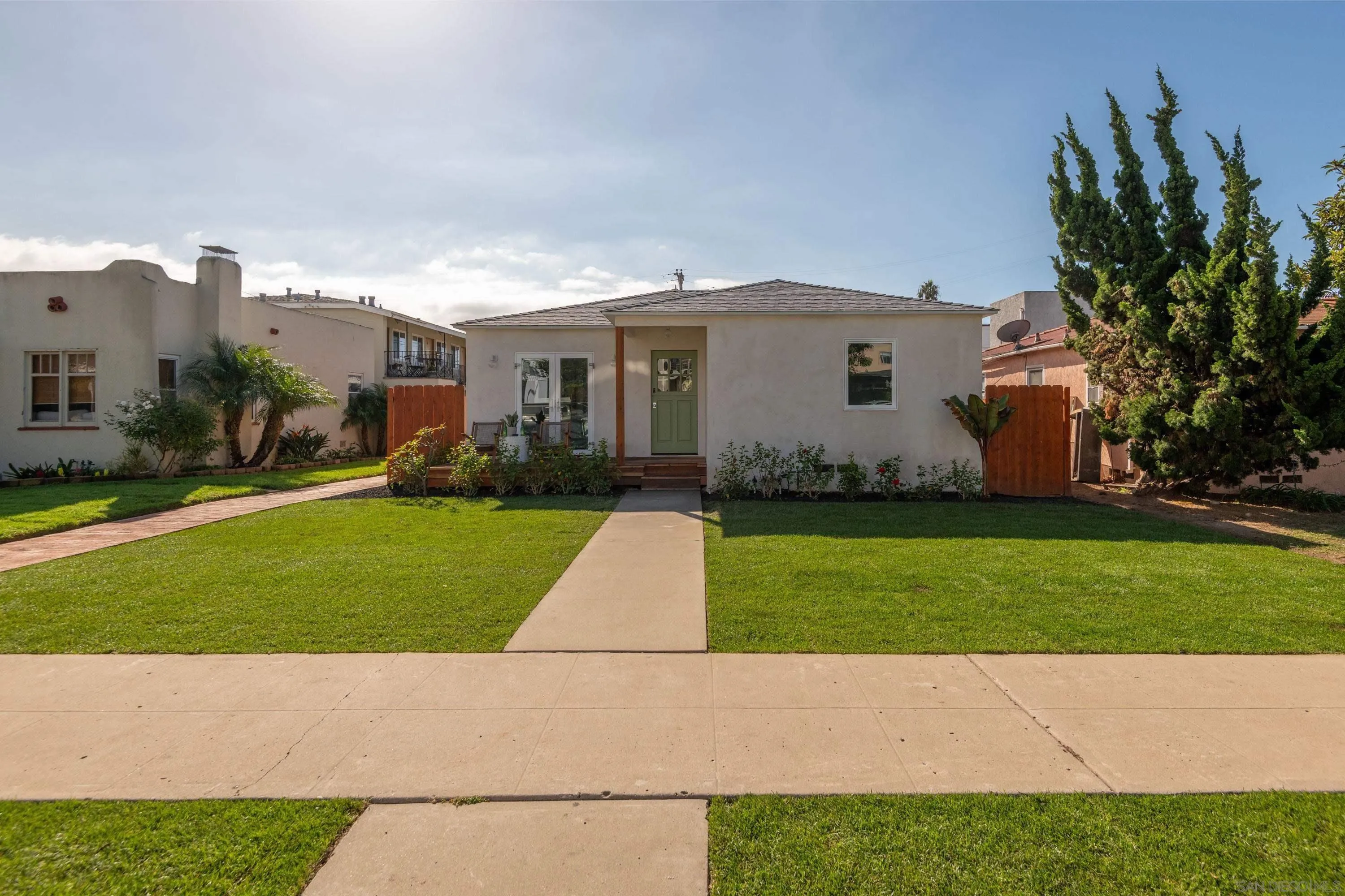 1025 Wilbur Avenue San Diego, CA 92109 - Photo 3 of 52 a view of a house with a garden