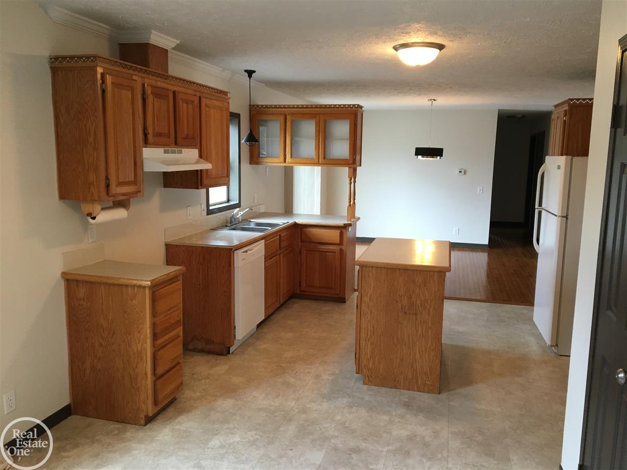 2711 Michigan Road Port Huron, MI 48060 - Photo 8 of 31 31312577-7.JPG