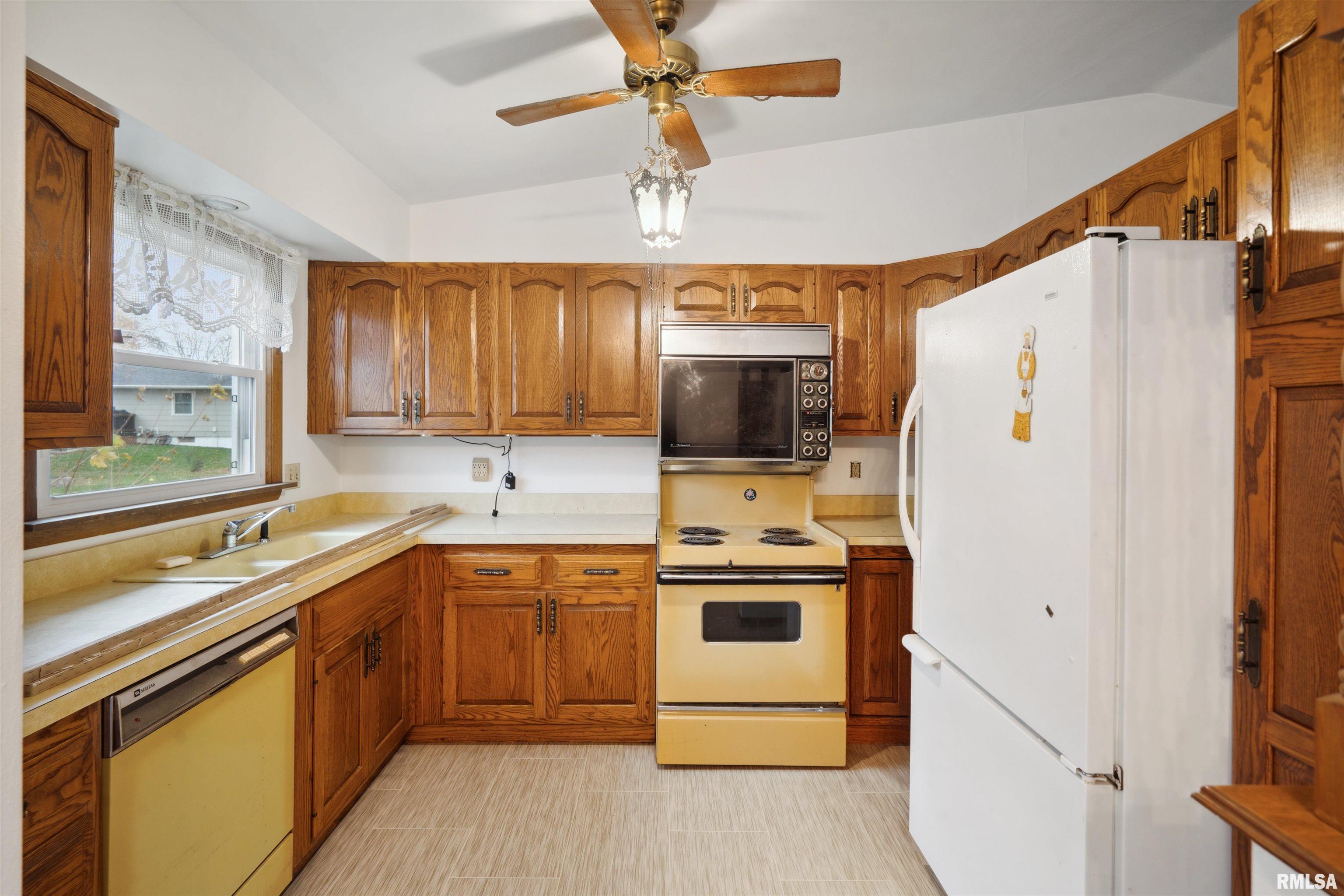 220 Westerfield Road Davenport, IA 52806 - Photo 6 of 22 Gallery Image 6