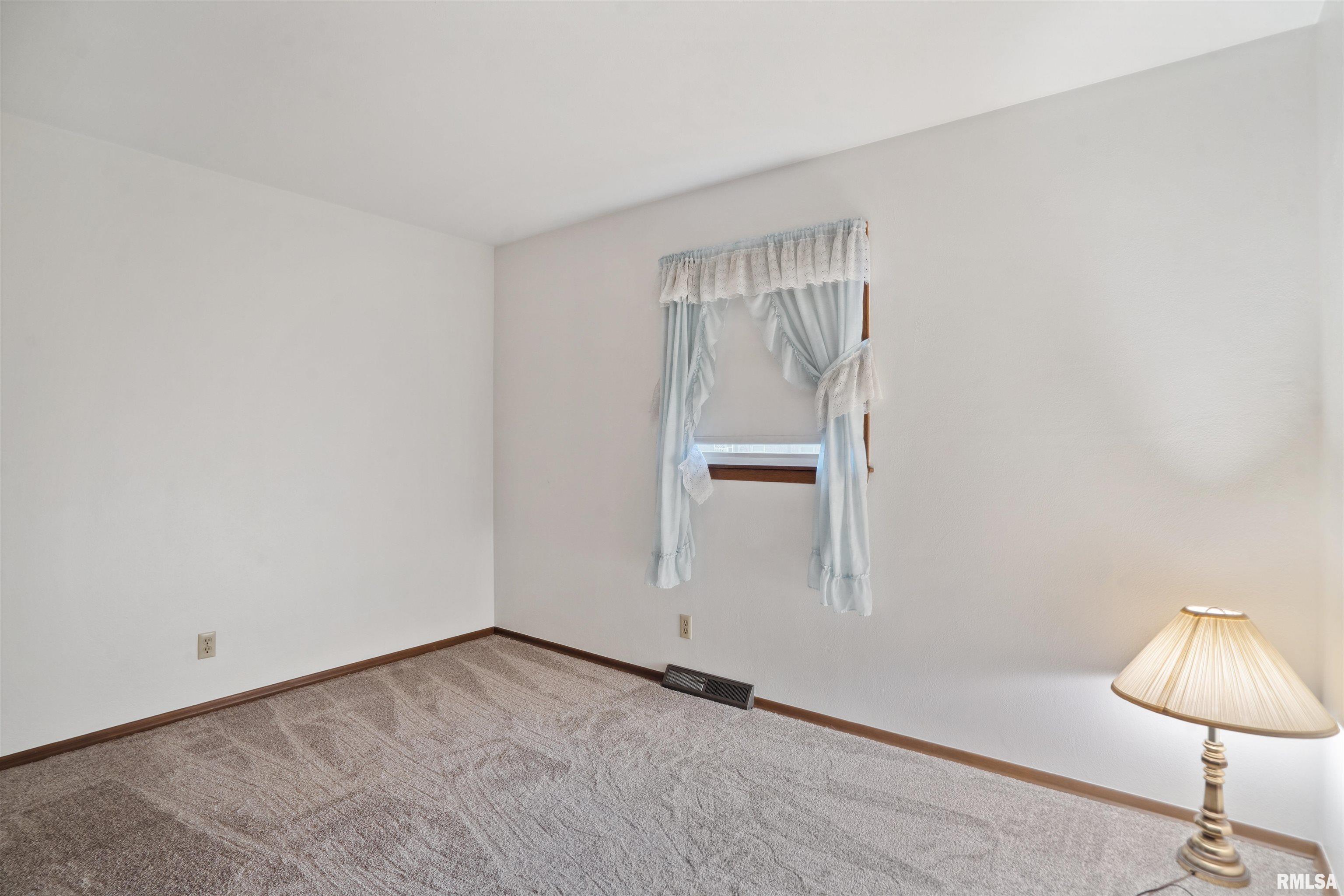 220 Westerfield Road Davenport, IA 52806 - Photo 9 of 22 Gallery Image 9