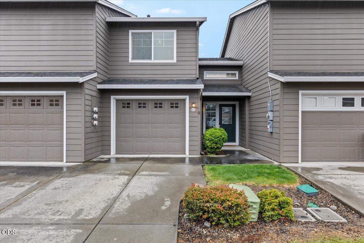 332 Live Oak Loop Central Point, OR 97502 - Photo 1 of 24