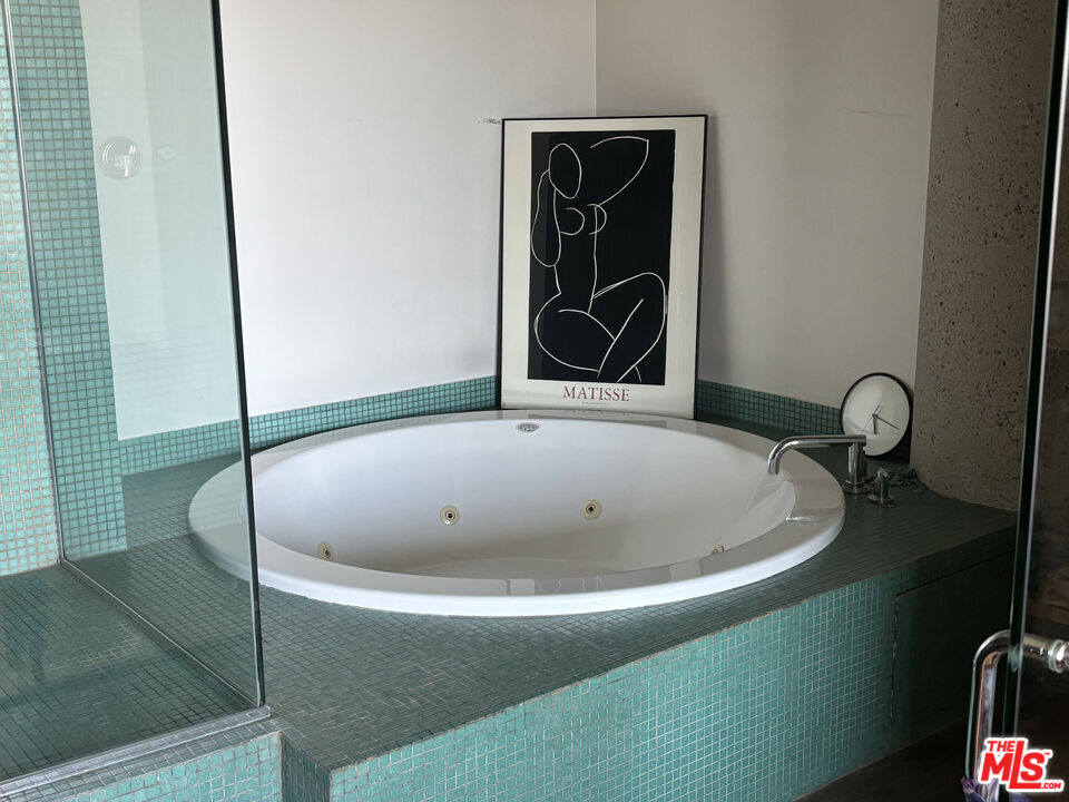 1855 Industrial Street, Unit 509 Los Angeles, CA 90021 - Photo 13 of 19 a view of bathroom