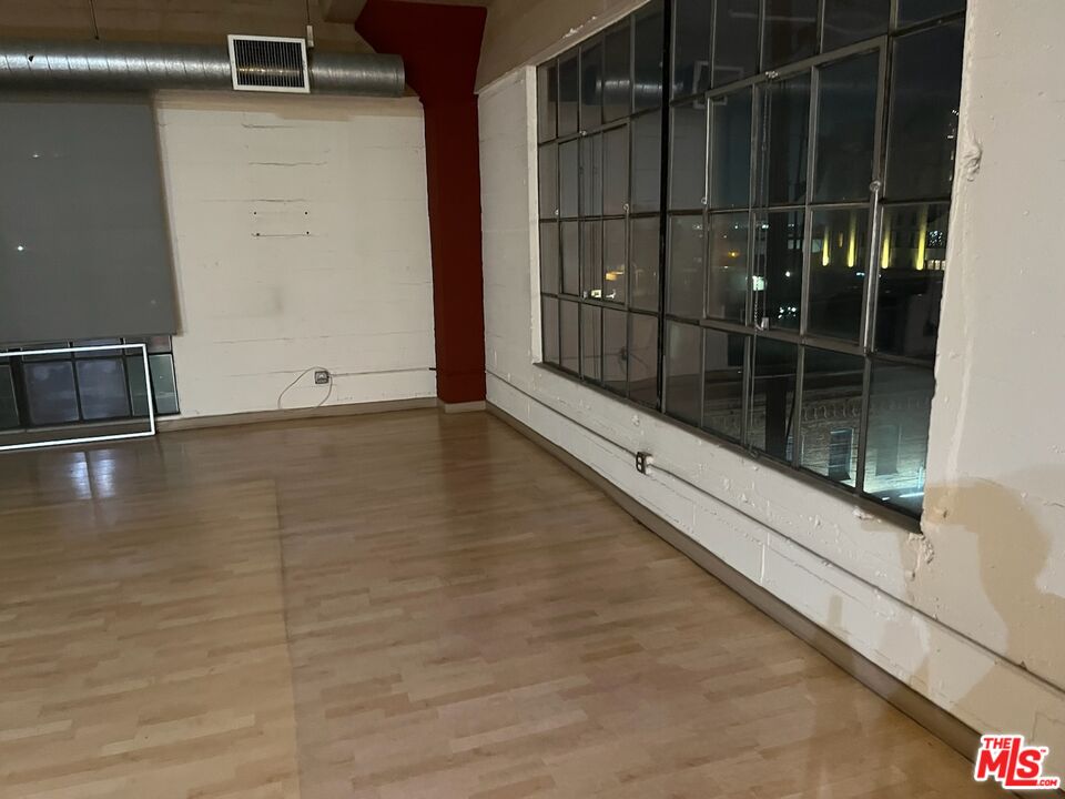 1855 Industrial Street, Unit 509 Los Angeles, CA 90021 - Photo 14 of 19 a view of a balcony